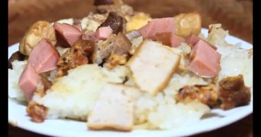 Yapışkan pirinç ve tabakta et