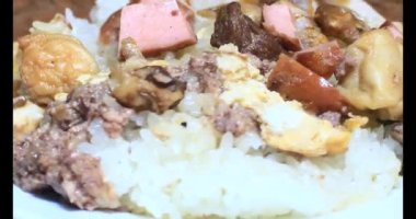 Yapışkan pirinç ve tabakta et