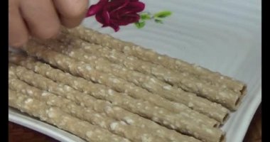 Domatesleri ve yıldız meyvelerini parçalara ayır