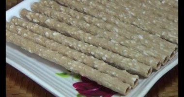 Domatesleri ve yıldız meyvelerini parçalara ayır