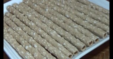 Domatesleri ve yıldız meyvelerini parçalara ayır