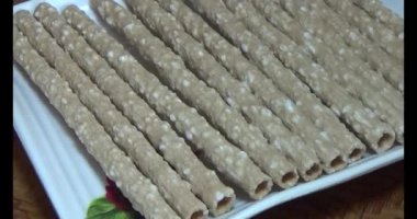 Domatesleri ve yıldız meyvelerini parçalara ayır