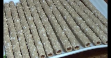 Domatesleri ve yıldız meyvelerini parçalara ayır