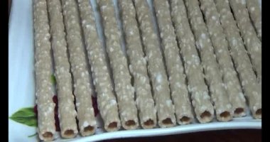 Domatesleri ve yıldız meyvelerini parçalara ayır