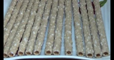 Domatesleri ve yıldız meyvelerini parçalara ayır