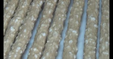 Domatesleri ve yıldız meyvelerini parçalara ayır