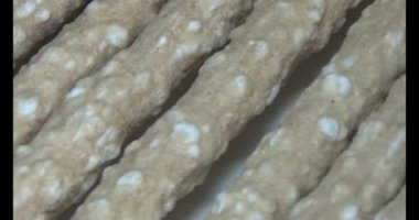 Domatesleri ve yıldız meyvelerini parçalara ayır