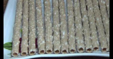 Domatesleri ve yıldız meyvelerini parçalara ayır