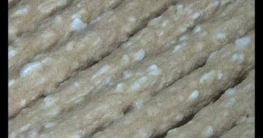 Domatesleri ve yıldız meyvelerini parçalara ayır