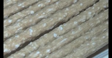 Domatesleri ve yıldız meyvelerini parçalara ayır