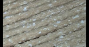 Domatesleri ve yıldız meyvelerini parçalara ayır