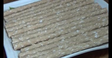 Domatesleri ve yıldız meyvelerini parçalara ayır