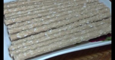 Domatesleri ve yıldız meyvelerini parçalara ayır