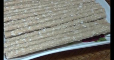 Domatesleri ve yıldız meyvelerini parçalara ayır