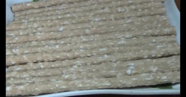 Domatesleri ve yıldız meyvelerini parçalara ayır