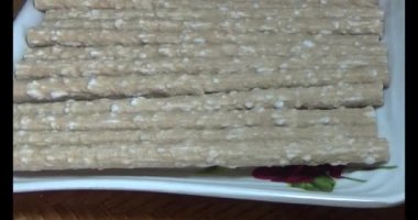 Domatesleri ve yıldız meyvelerini parçalara ayır