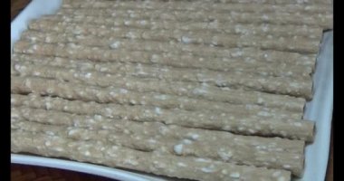 Domatesleri ve yıldız meyvelerini parçalara ayır