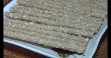 Domatesleri ve yıldız meyvelerini parçalara ayır