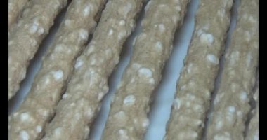 Domatesleri ve yıldız meyvelerini parçalara ayır