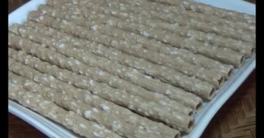 Domatesleri ve yıldız meyvelerini parçalara ayır