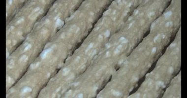 Domatesleri ve yıldız meyvelerini parçalara ayır