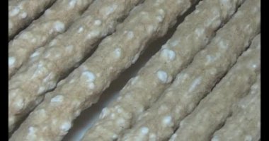 Domatesleri ve yıldız meyvelerini parçalara ayır