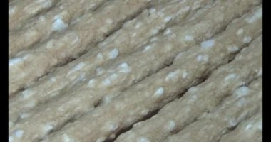 Domatesleri ve yıldız meyvelerini parçalara ayır