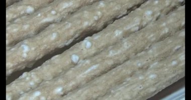 Domatesleri ve yıldız meyvelerini parçalara ayır