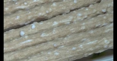 Domatesleri ve yıldız meyvelerini parçalara ayır