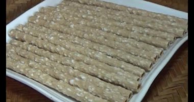 Domatesleri ve yıldız meyvelerini parçalara ayır