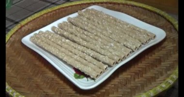 Domatesleri ve yıldız meyvelerini parçalara ayır