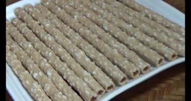 Domatesleri ve yıldız meyvelerini parçalara ayır