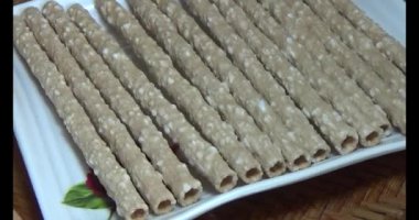 Domatesleri ve yıldız meyvelerini parçalara ayır