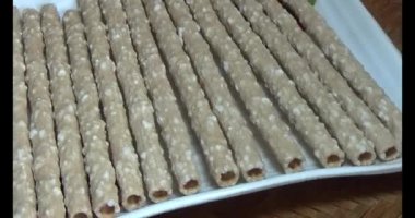 Domatesleri ve yıldız meyvelerini parçalara ayır