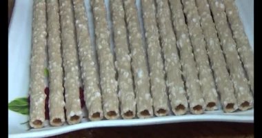 Domatesleri ve yıldız meyvelerini parçalara ayır