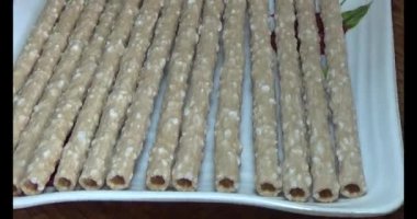 Domatesleri ve yıldız meyvelerini parçalara ayır