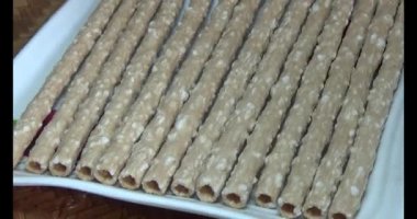 Domatesleri ve yıldız meyvelerini parçalara ayır