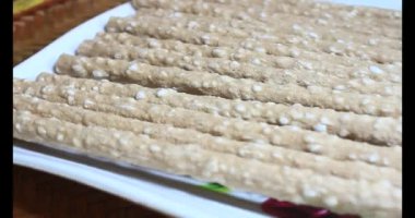 Domatesleri ve yıldız meyvelerini parçalara ayır