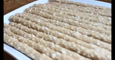 Domatesleri ve yıldız meyvelerini parçalara ayır