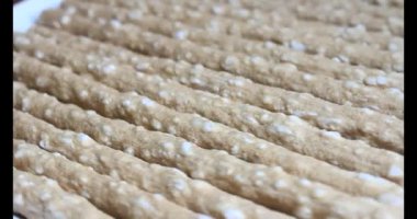 Domatesleri ve yıldız meyvelerini parçalara ayır