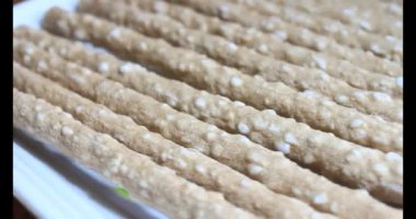 Domatesleri ve yıldız meyvelerini parçalara ayır