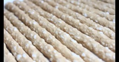 Domatesleri ve yıldız meyvelerini parçalara ayır