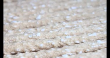 Domatesleri ve yıldız meyvelerini parçalara ayır