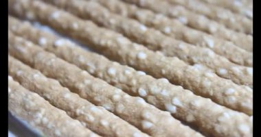 Domatesleri ve yıldız meyvelerini parçalara ayır