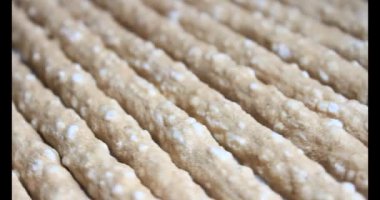 Domatesleri ve yıldız meyvelerini parçalara ayır