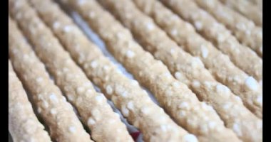 Domatesleri ve yıldız meyvelerini parçalara ayır