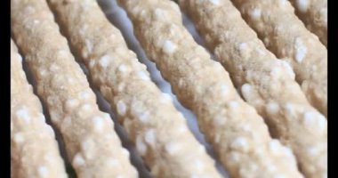 Domatesleri ve yıldız meyvelerini parçalara ayır