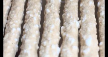 Domatesleri ve yıldız meyvelerini parçalara ayır