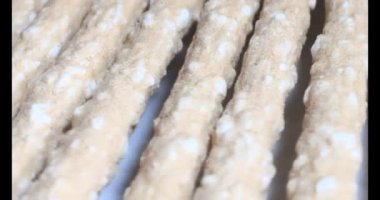 Domatesleri ve yıldız meyvelerini parçalara ayır