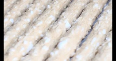 Domatesleri ve yıldız meyvelerini parçalara ayır